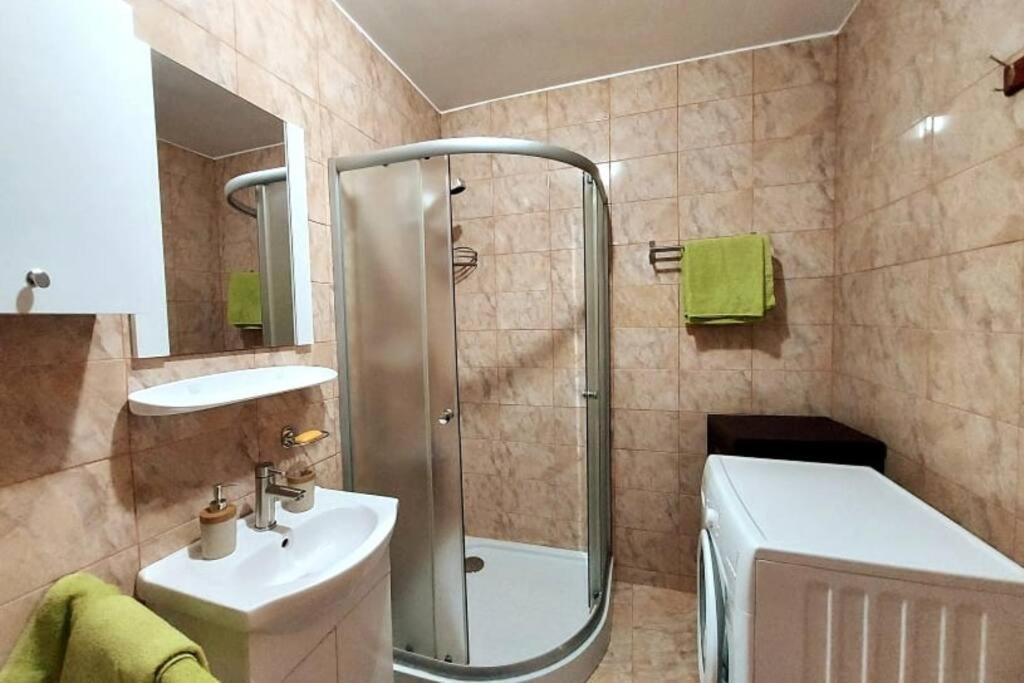 Spacious Flat, With Free Parking & Air Conditioning Floreşti Buitenkant foto